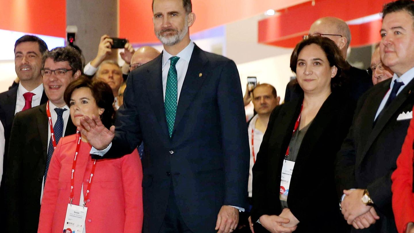El rey Felipe VI, junto a la alcaldesa de Barcelona, Ada Colau (2d), y la vicepresidenta del Gobierno y el ministro de Energía, Soraya Sáenz de Santamaría y Álvaro Nadal, este 26 de febrero. (EFE)