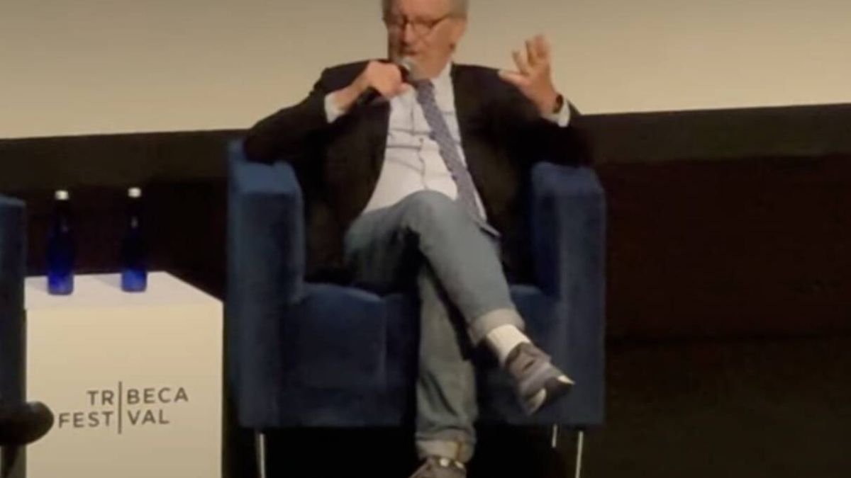 El Apple Watch de Steven Spielberg la lía en mitad de un directo: “Tranquilos, estoy bien”