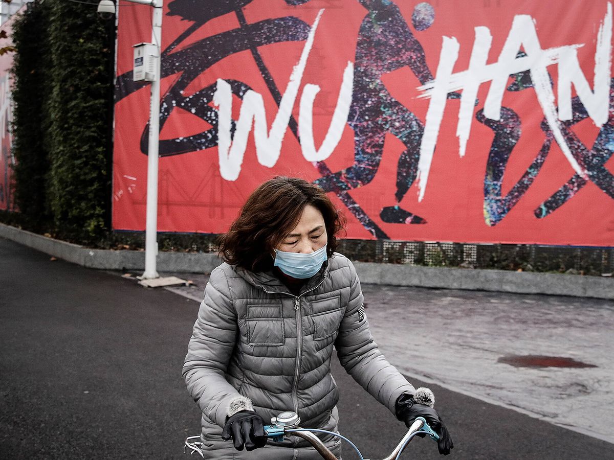 Foto: Una mujer se traslada en bicicleta por Wuhan, China, en enero de 2020. (Getty) 