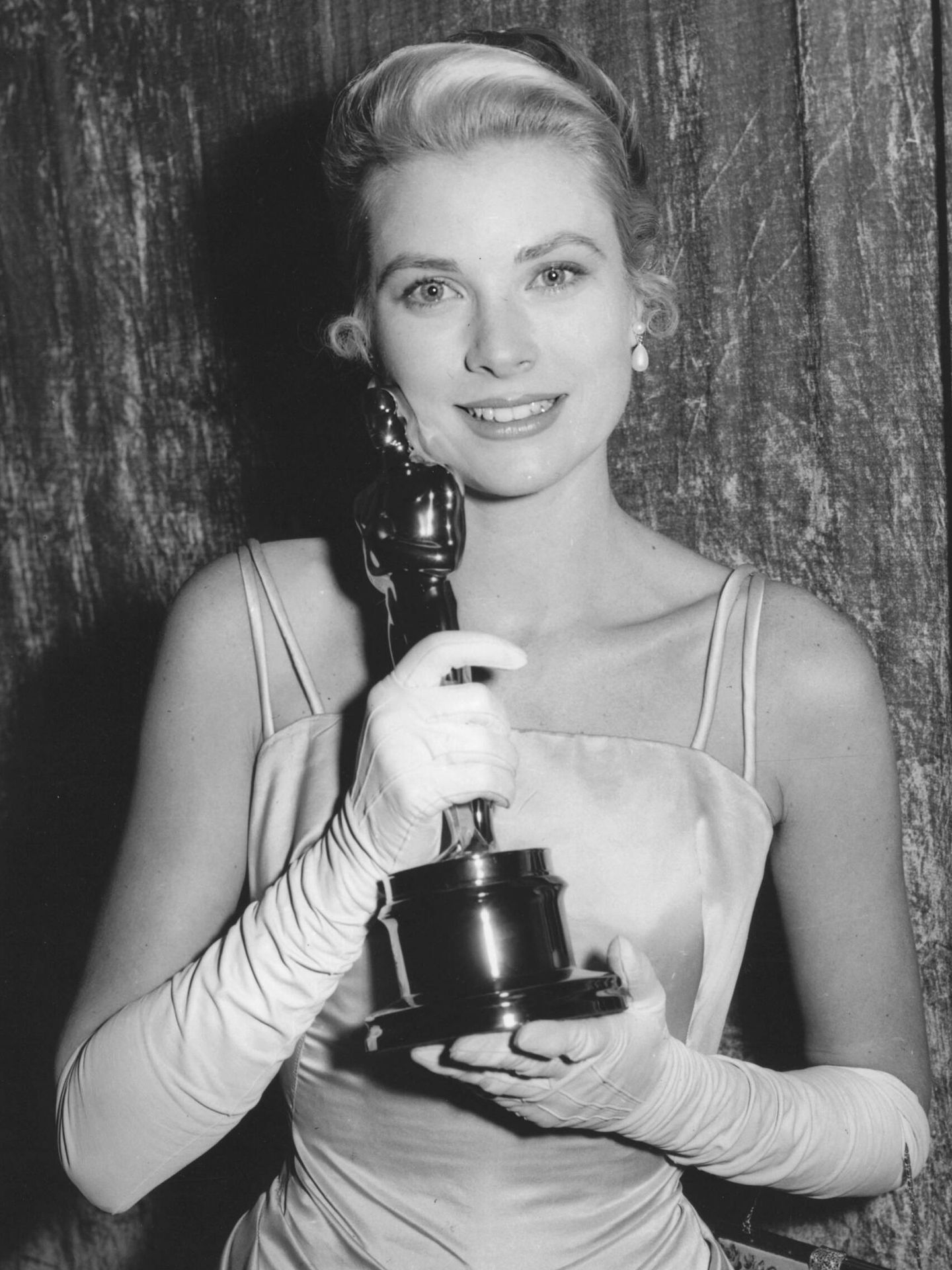 Grace Kelly, con su Oscar por 'La angustia de vivir' en 1954. (Cordon Press)