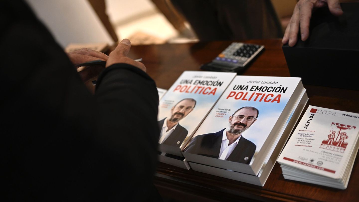 Detalle del libro 'Una emoción política' del expresidente de Aragón Javier Lambán. (Europa Press/Marcos Cebrián)
