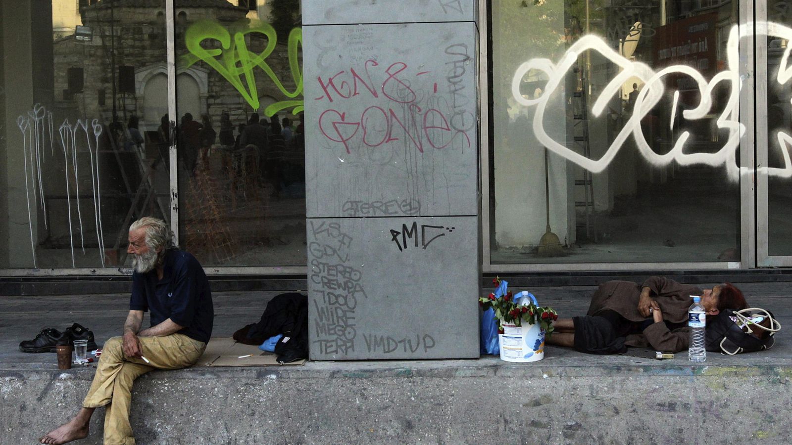 Foto: Dos personas sin techo. (EFE)