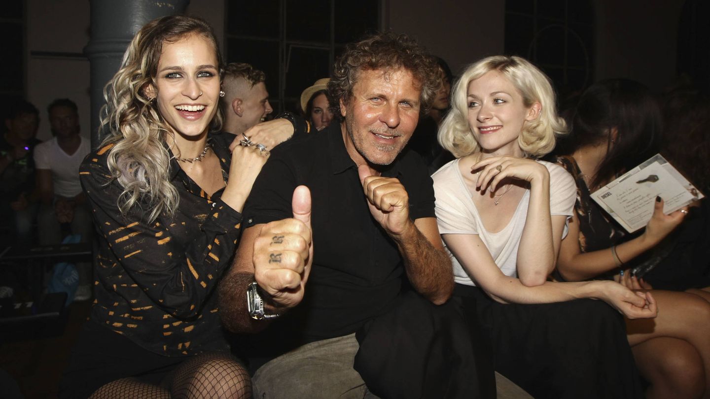 Renzo Rosso posa junto a las modelos Alice Dellal y Portia Freeman(Getty Images)