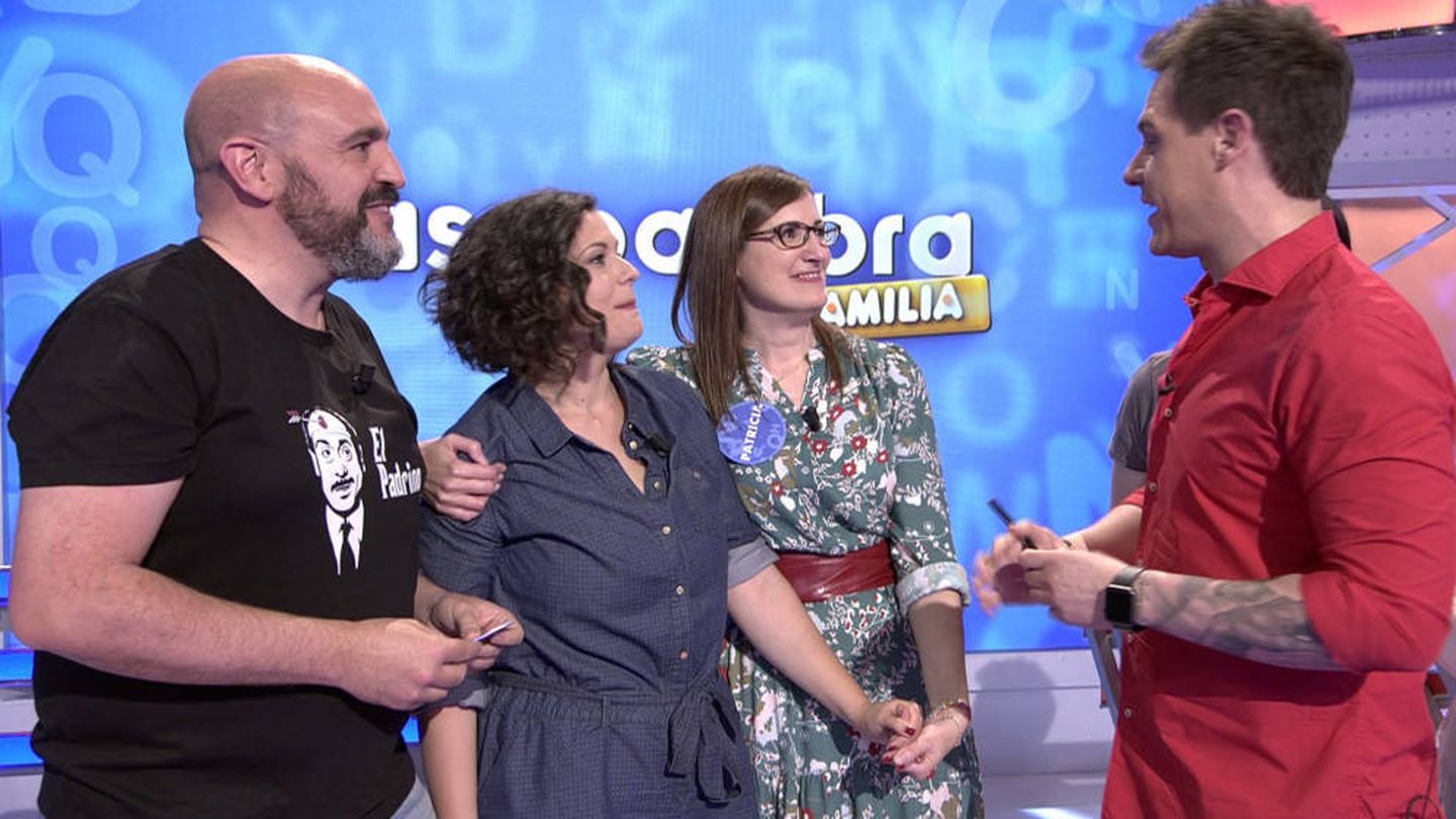 Óscar Díaz, junto a su mujer y su hermana, en 'Pasapalabra en familia'. (Mediaset)