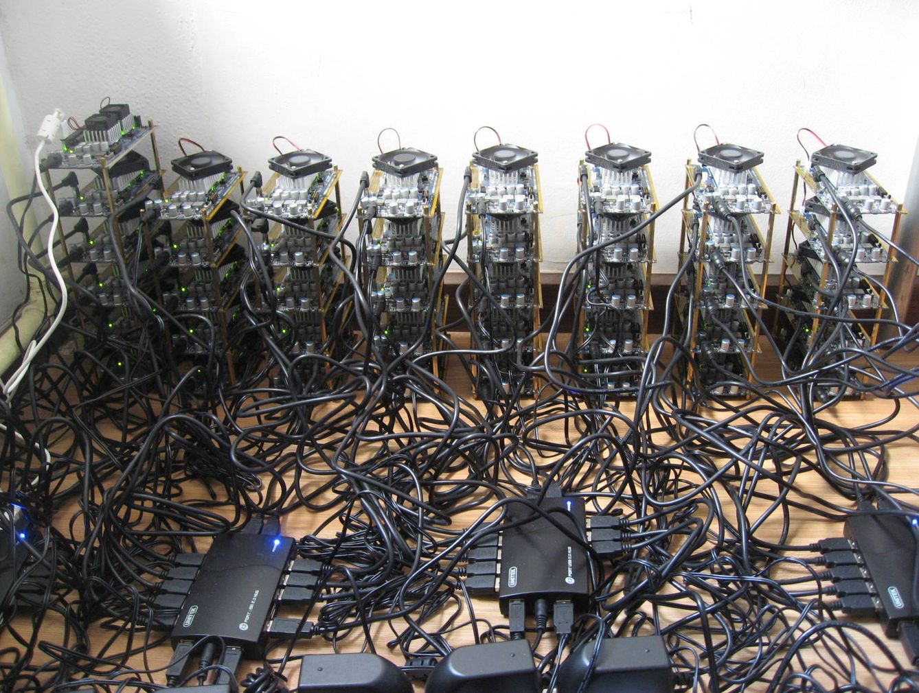  Equipos de usuario minando Bitcoin (Fuente: Xiangfu/Wikimedia)