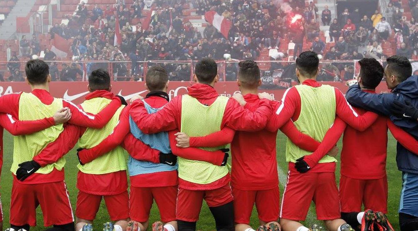 Los jugadores del Sporting, arrodillados frente a la grada de los Ultra Boys en febrero de 2018.