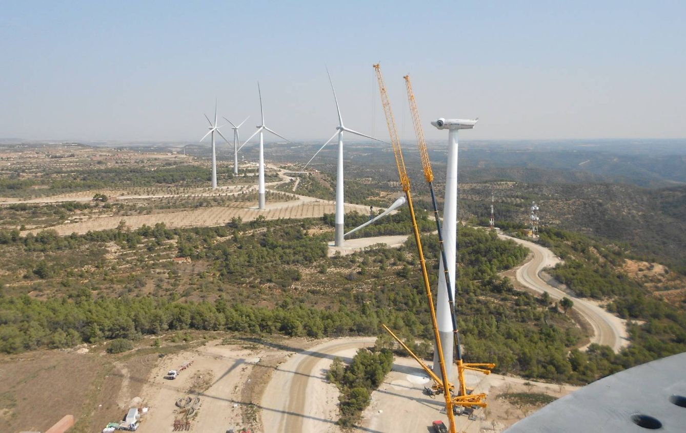 Construcción en 2012 del parque eólico del Puntal dels Escambrons (Tarragona), donde se instalaron 10 torres de Inneo.