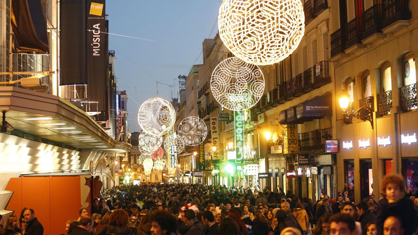 Foto: Numerosas personas transitan la céntrica y comercial calle Preciados de Madrid. (EFE)