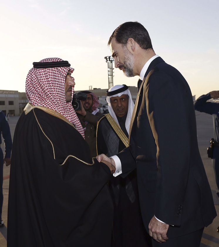 Foto: El rey Felipe VI saluda al gobernador de Riad, Turki bin Abdullah bin Abdulaziz Al Saud, a su llegada a la capital saudí en un viaje de 2015. (EFE)