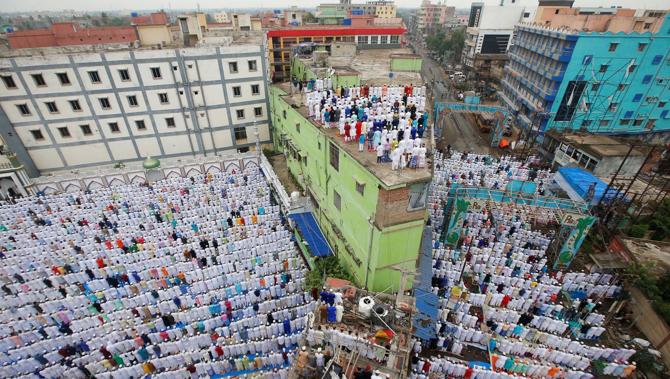 Miles de musulmanes marcan el fin del Ramadán con el rezo del Eid al-Fitr en India. (Reuters)