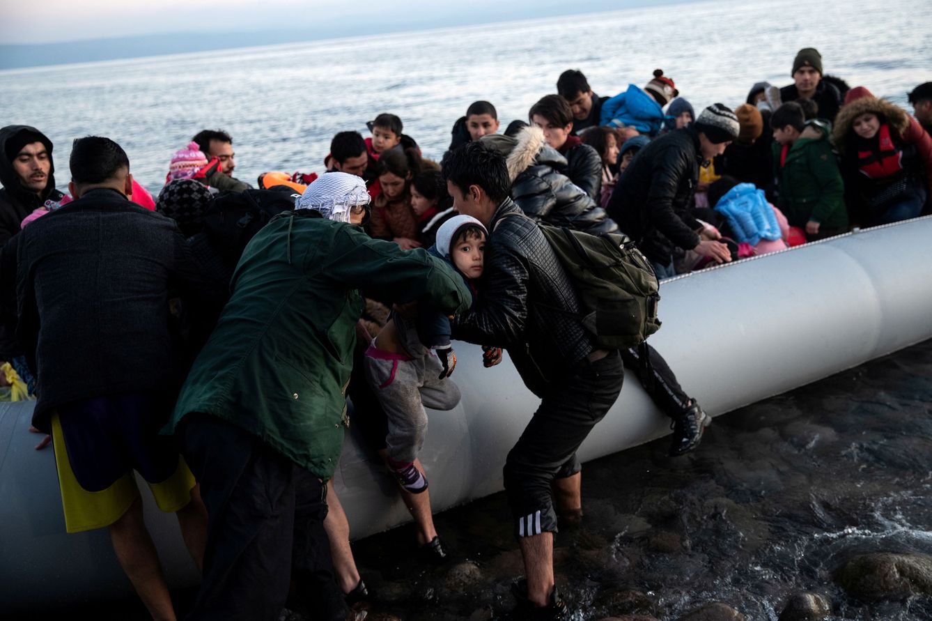 Un bote con migrantes procedentes de afganistán llega a Lesbos. (Reuters)