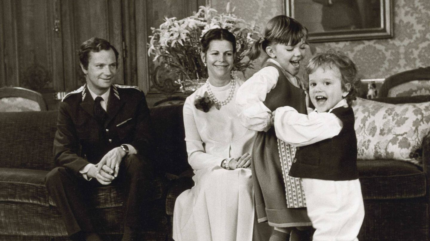 Silvia y Carlos Gustavo de Suecia, en un posado familiar junto a sus dos hijos mayores. (Cordon Press)