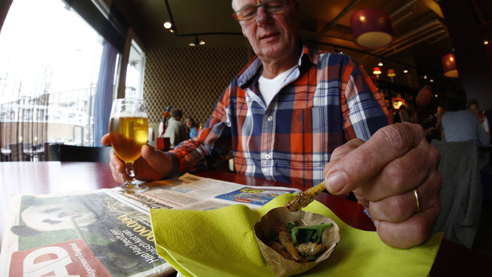 Foto: El holandés Jan Haan come en uno de los pocos restaurantes que sirven insectos en Holanda, el café Tante Truus. (Reuters)