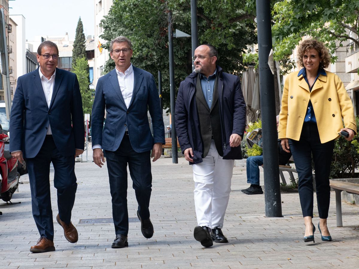 Foto: El líder del PP, Alberto Núñez Feijóo, el candidato del partido en Cataluña, Alejandro Fernández, y la jefa de campaña, Dolors Montserrat. (Europa Press/Glòria Sánchez)
