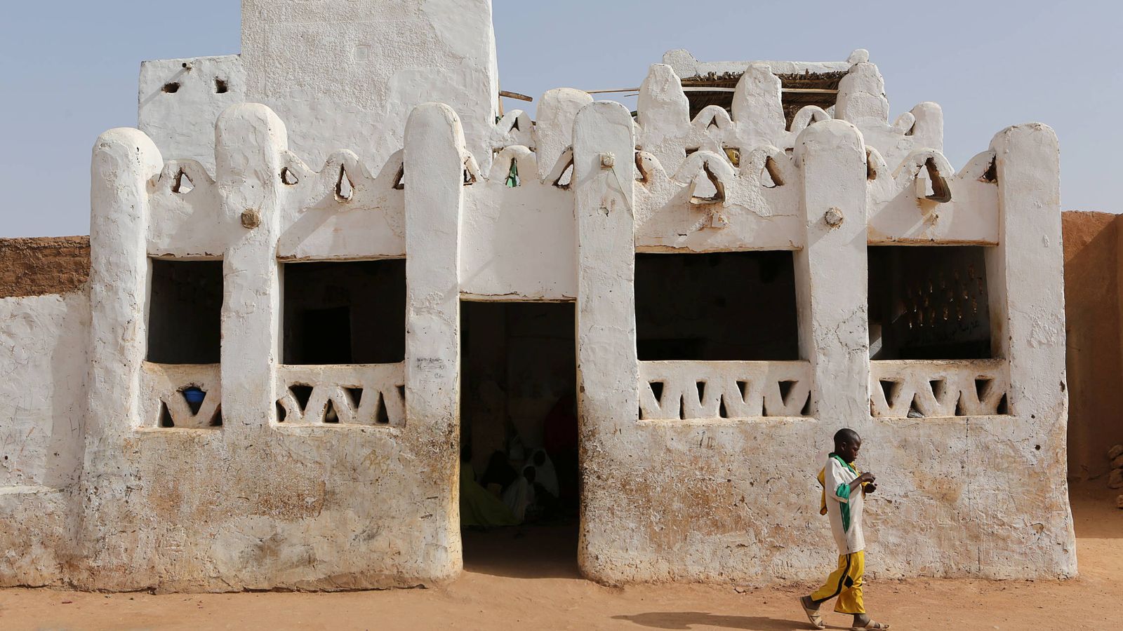 Foto: Un niño pasa ante una escuela en Agadez, Níger, en mayo de 2016 (Reuters).