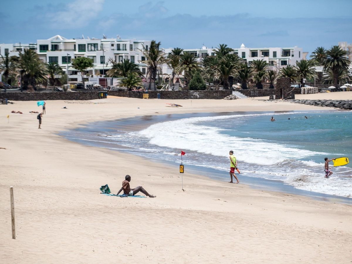 Foto: Playa de Las Cucharas, en Costa Teguise (Lanzarote). (EFE/Javier Fuentes)