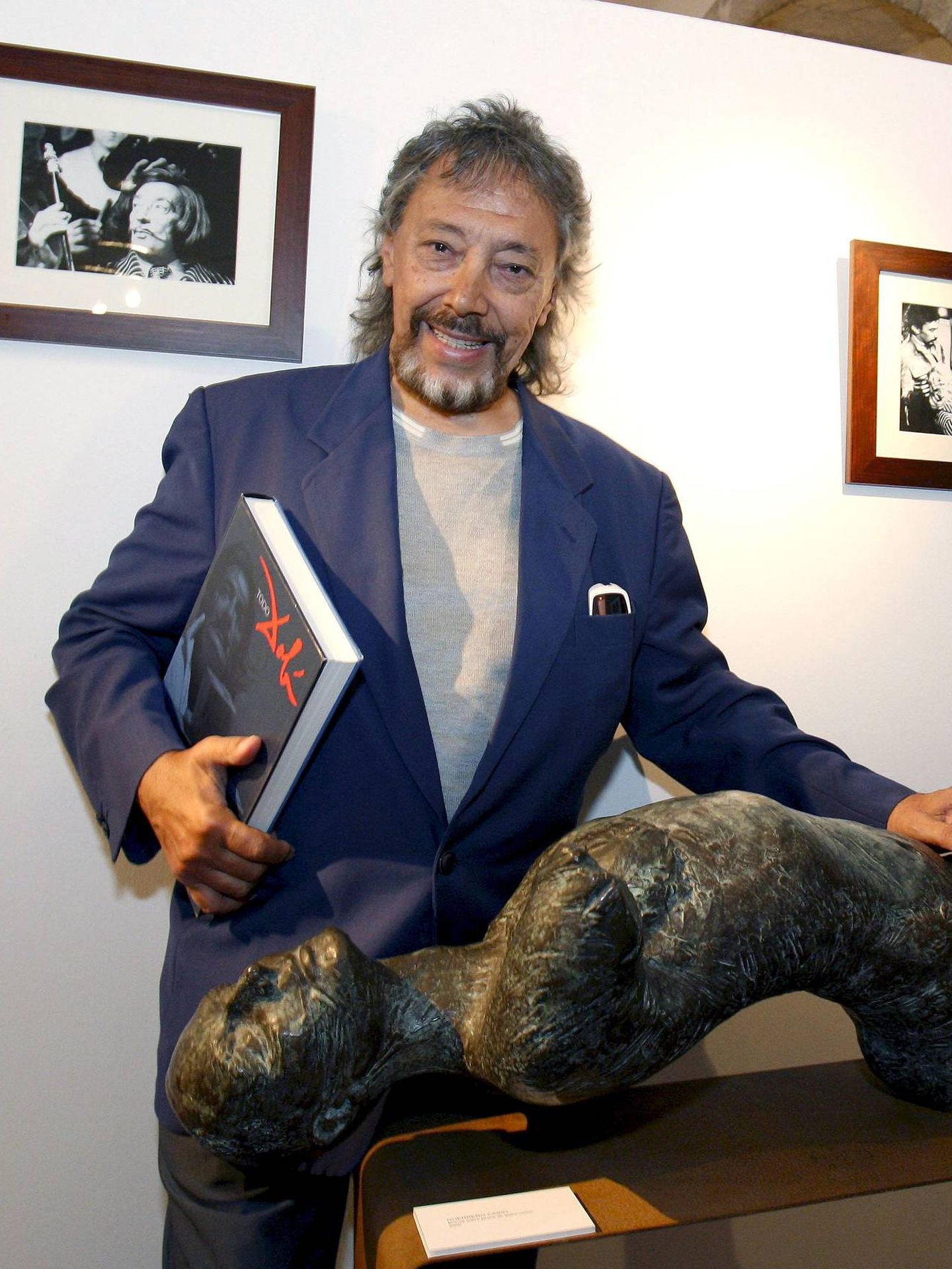 Lluís Llongueras, durante la presentación de su exposición de esculturas 'Serie maldita', inspirada en la obra de Salvador Dalí. (EFE/Toni Garriga)