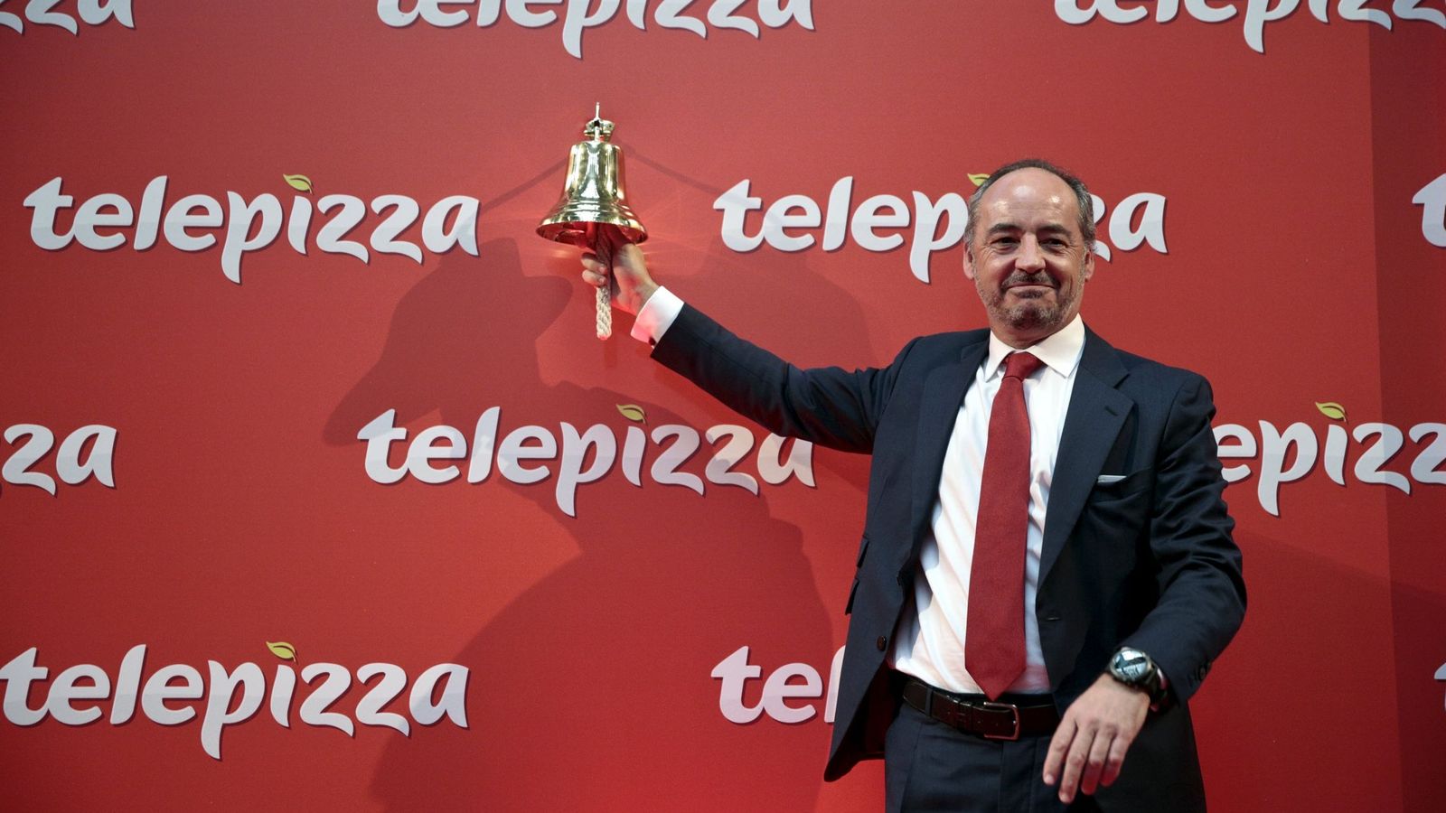 Foto: Pablo Juantegui toca la campana en el regreso a bolsa de Telepizza. (Reuters)