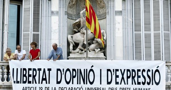 Foto: Despliegan en la Generalitat otra pancarta sobre la libertad de expresión. (EFE)
