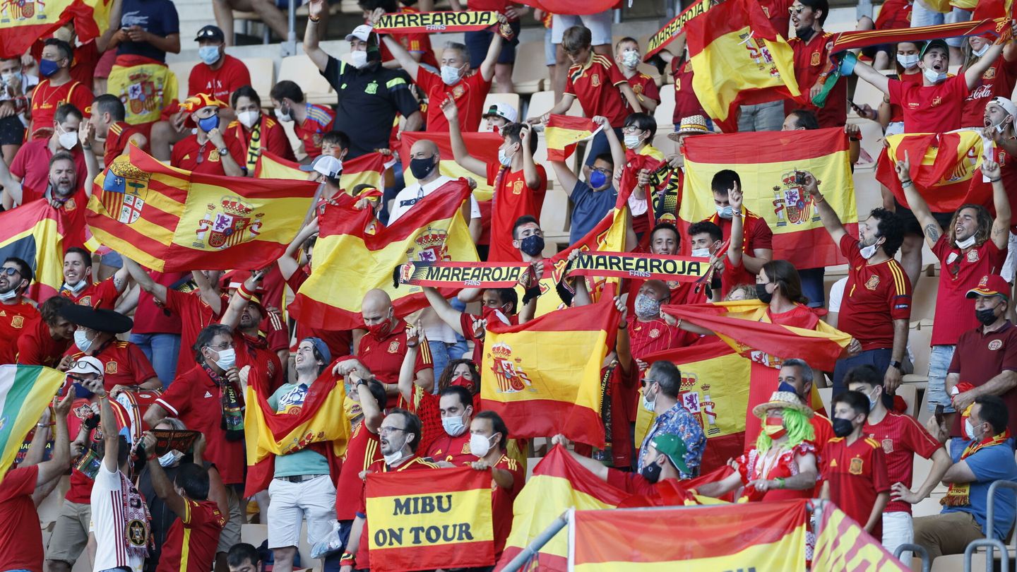 Apoyo masivo de la afición en Sevilla. (EFE)