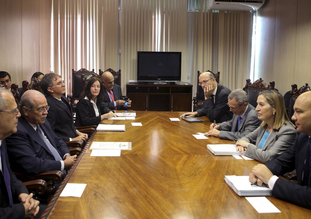 Foto: El ministro brasileño de Transportes, César Borges (2i) y la ministra de Fomento de España, Ana Pastor, durante una reunión en Brasilia. (EFE)