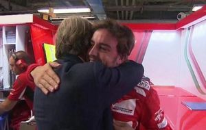 El sentido abrazo entre Alonso y Montezemolo para huir del polvo