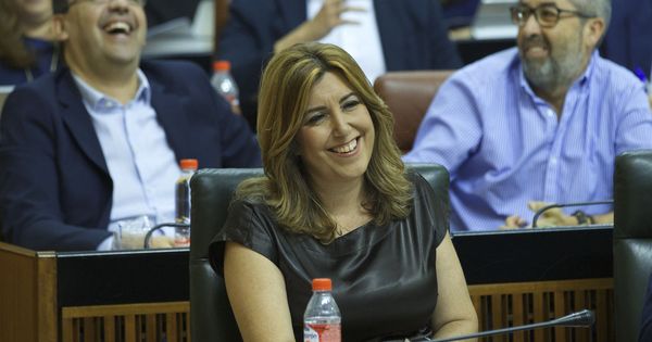Foto: La presidente andaluza, Susana Díaz, sonríe en su escaño durante la sesión de control al Ejecutivo. (EFE)