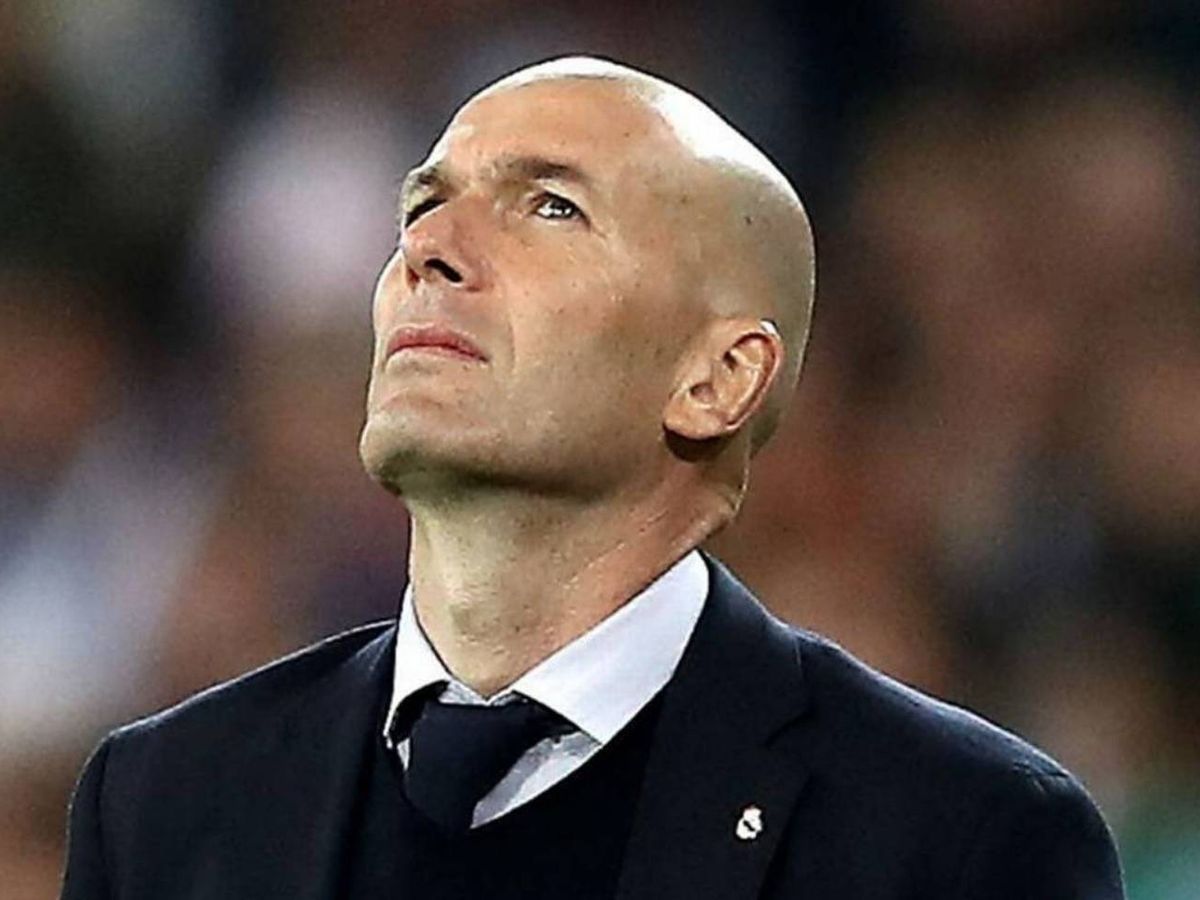 Foto: Zidane, con gesto pensativo, durante el encuentro ante el Sevilla. (EFE)