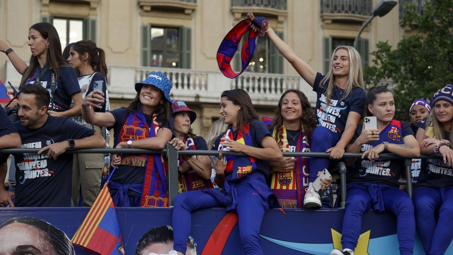 Las futbolistas del Barça femenino, celebrando los títulos de 2022-2023. (Foto: EFE)