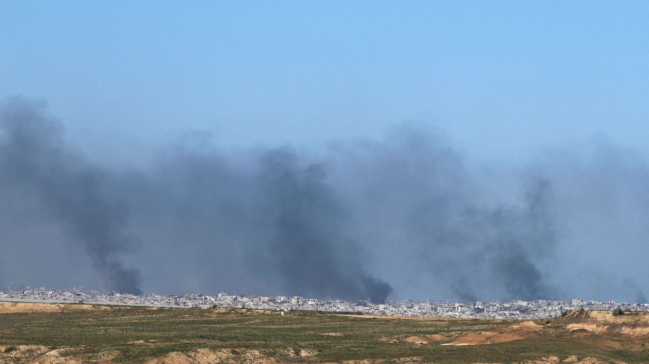 Foto: Columnas de humo sobre Gaza tras los ataques israelíes. (Reuters/Violeta Santos Moura)
