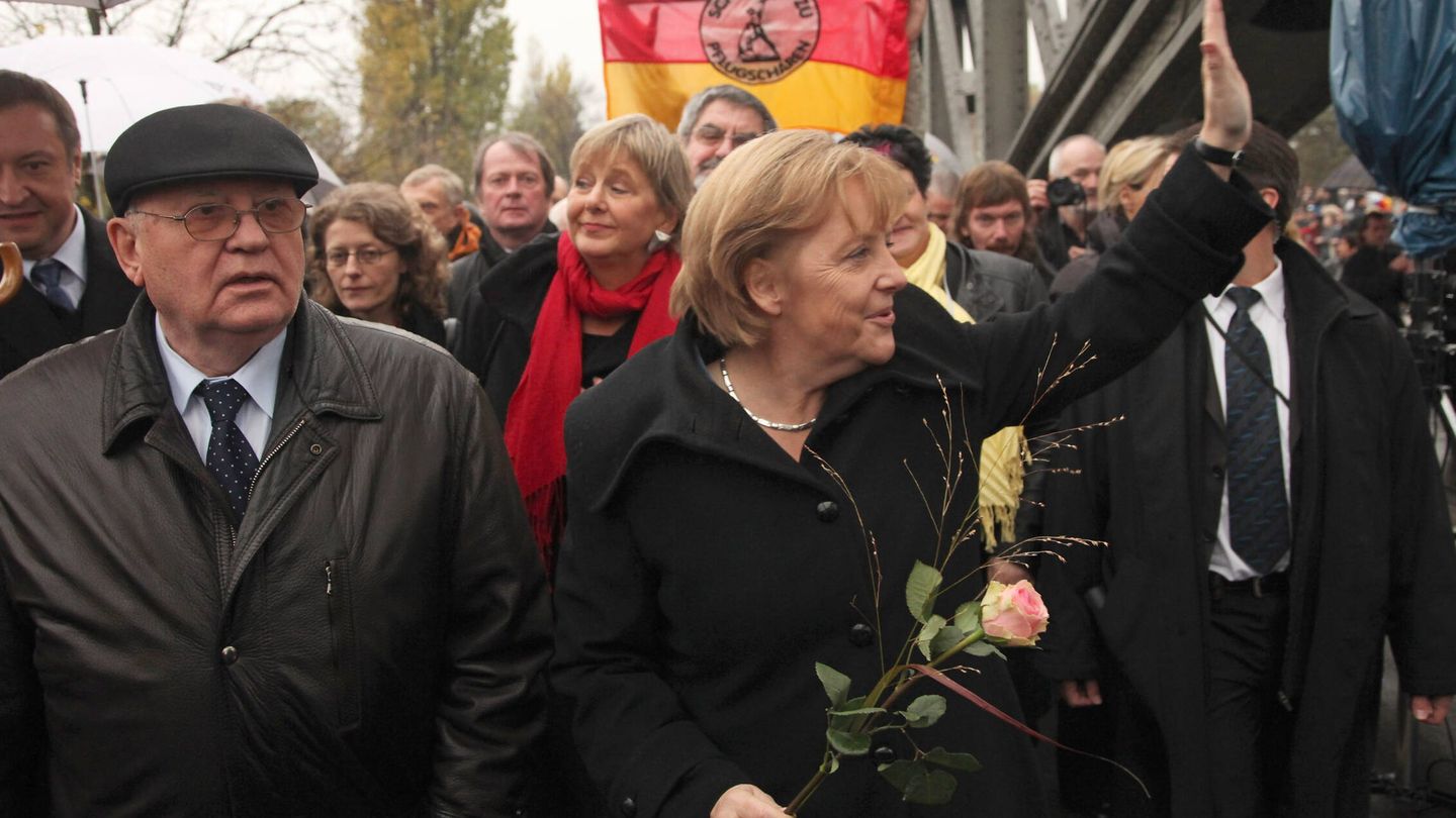 Gorbachov y Merkel, en el 20º aniversario de la caída del Muro de Berlín. (Getty)