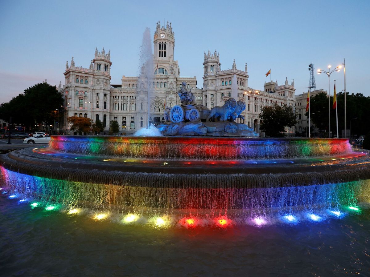 Foto: La fuente de Cibeles aparece iluminada con los colores de la bandera LGTBI. (EFE) 
