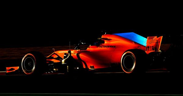 Foto: La imagen perfecta del día: Alonso poniendo luz a un panorama negro para McLaren. (EFE)