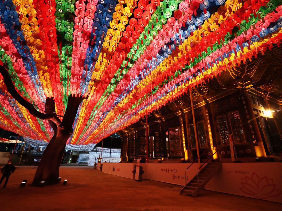 Foto:  Linternas iluminan el patio del Templo Jogye en Seúl antes del cumpleaños número 2.564 de Buda, que se celebra el 30 de abril (EFE)