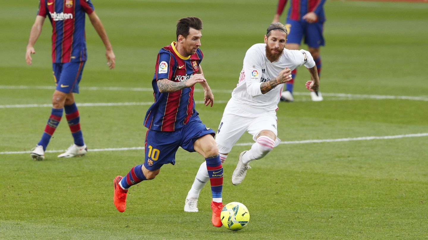Messi y Ramos, en acción durante el Clásico disputado en octubre de 2020. (Reuters)