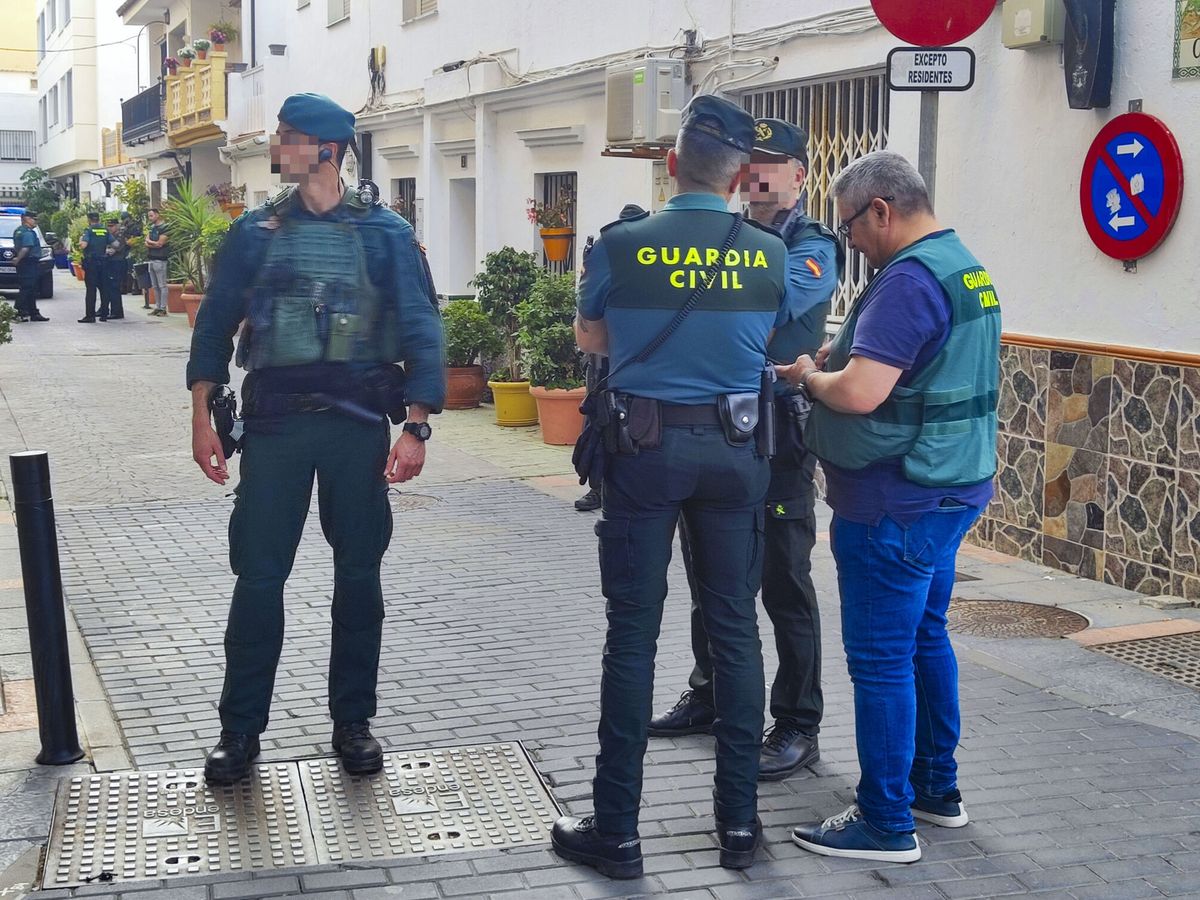 Foto: Agentes de la Guardia Civil en una operación en Mijas. (EFE/Juan Carlos Domínguez)