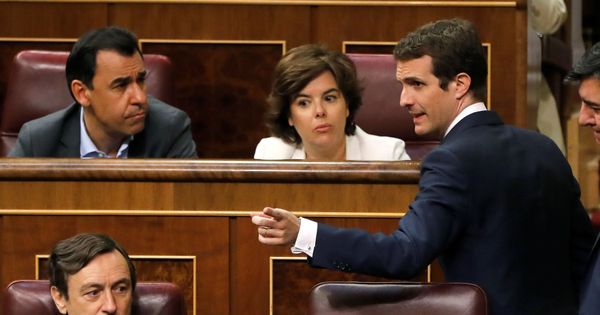 Foto: El presidente del PP, Pablo Casado, se dirige a la exvicepresidenta del Gobierno, Soraya Saénz de Santamaría, en el pleno de este miércoles. (EFE)