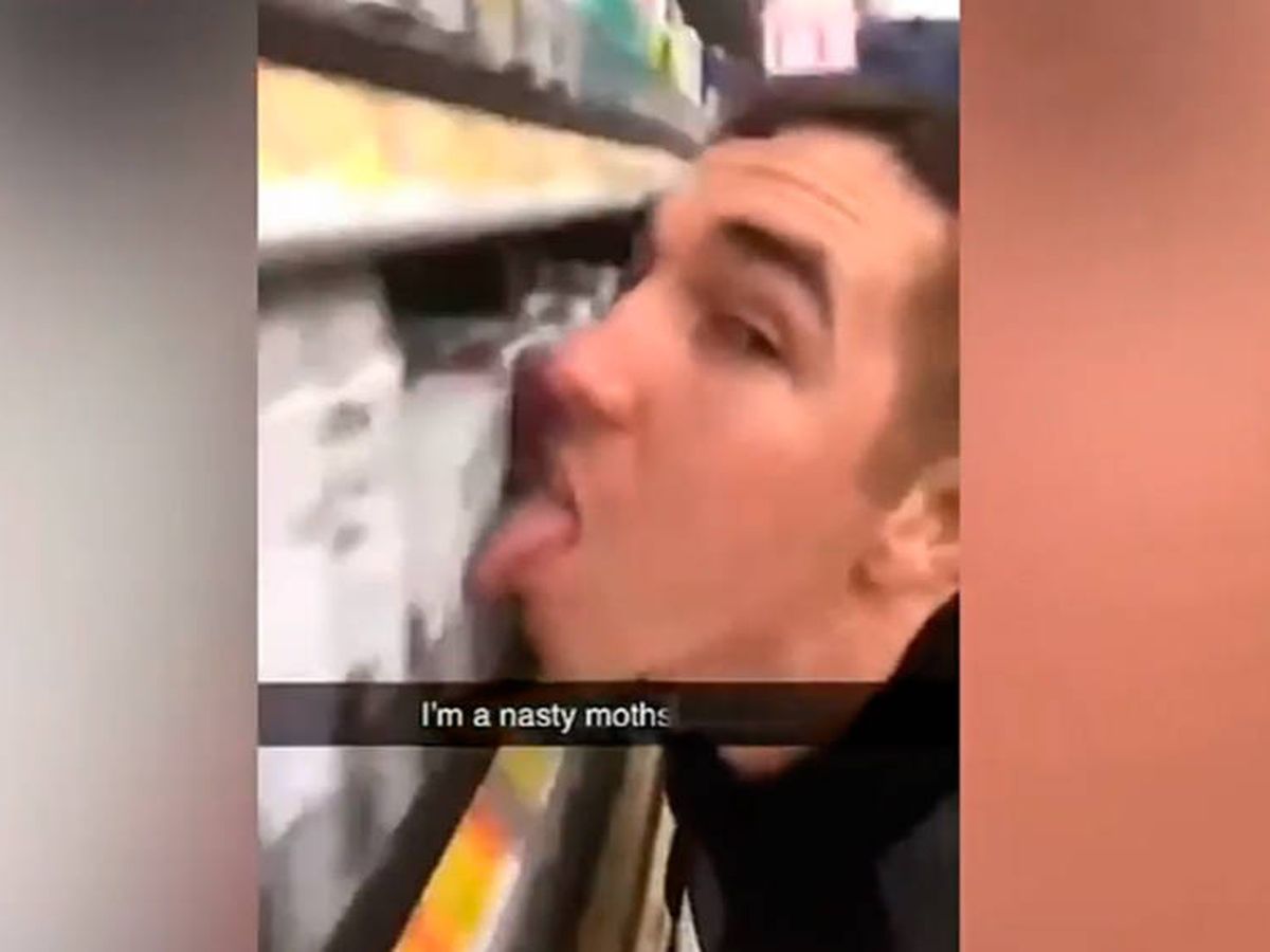 Foto: Cody Pfister se grabó lamiendo los productos del supermercado y lo subió a las redes sociales (Foto: YouTube)