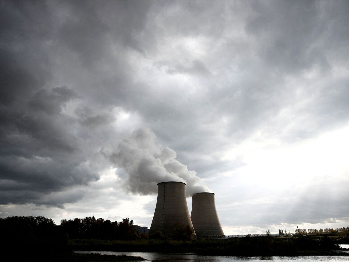 Foto: El vapor surge de las torres de refrigeración de la central nuclear de Belleville-sur-Loire, en Francia. (Reuters/Benoit Tessier)