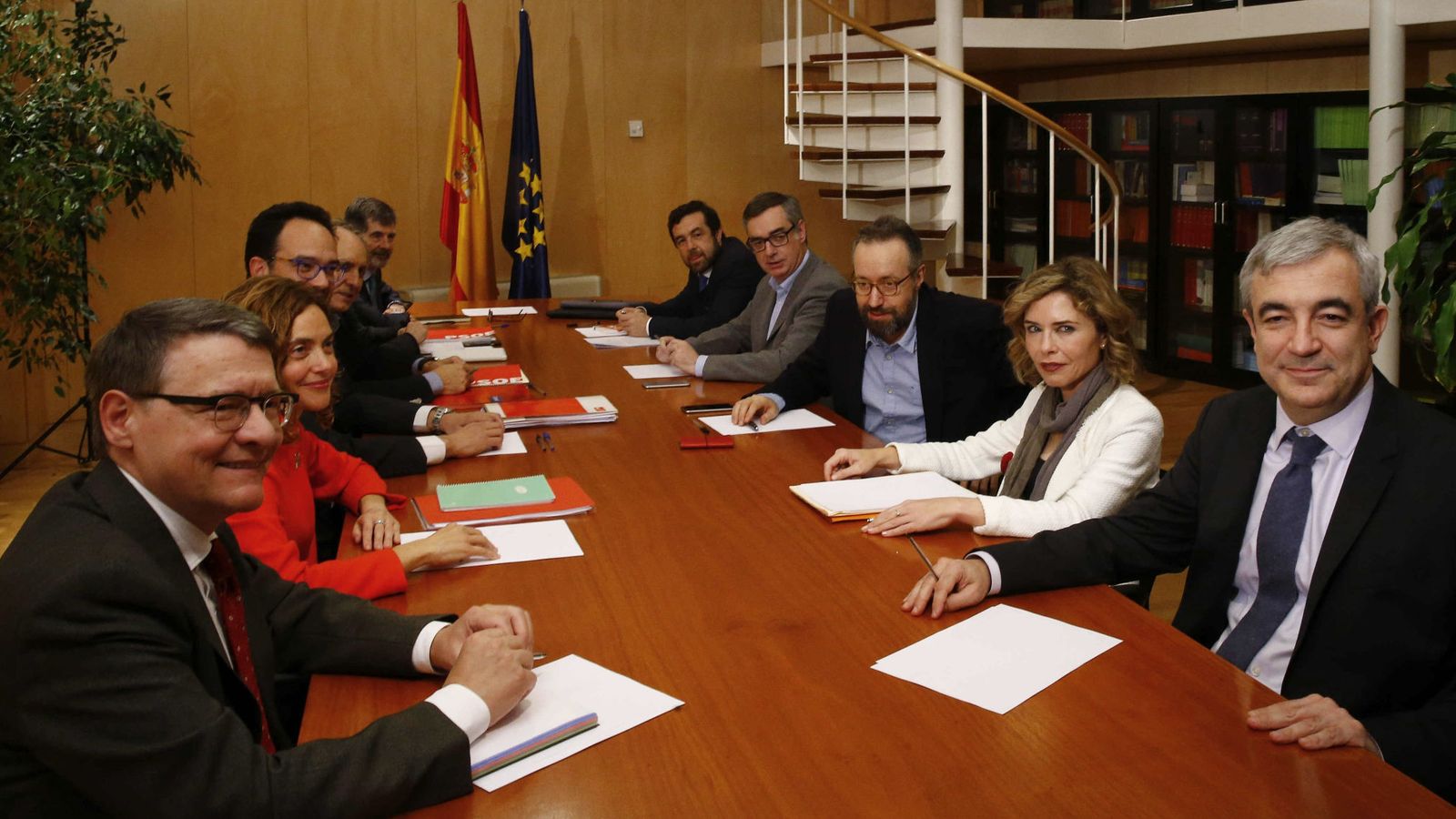 Foto: Primera reunión de los equipos negociadores de PSOE y Ciudadanos, este 5 de febrero en el Congreso de los Diputados. (EFE)