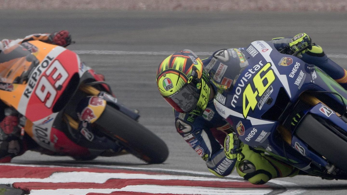 Márquez y Rossi entran en una curva (Reuters). 