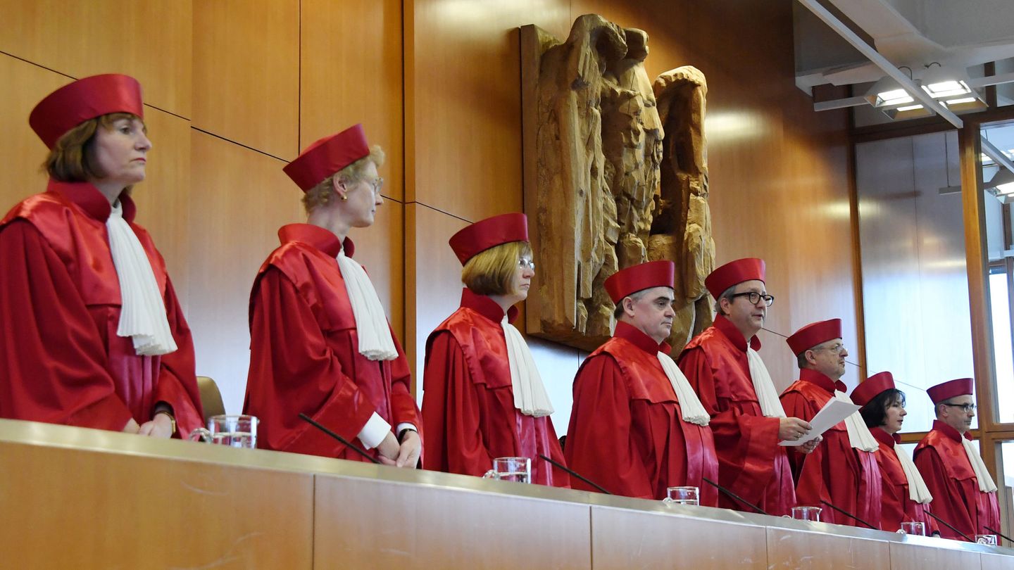 Miembros del Tribunal Constitucional de Alemania, en Karlsruhe. (EFE)