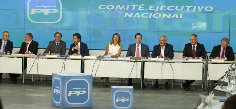El jefe del Gobierno y líder del PP, Mariano Rajoy (4-d), preside la reunión del Comité Ejecutivo Nacional del partido. (EFE)