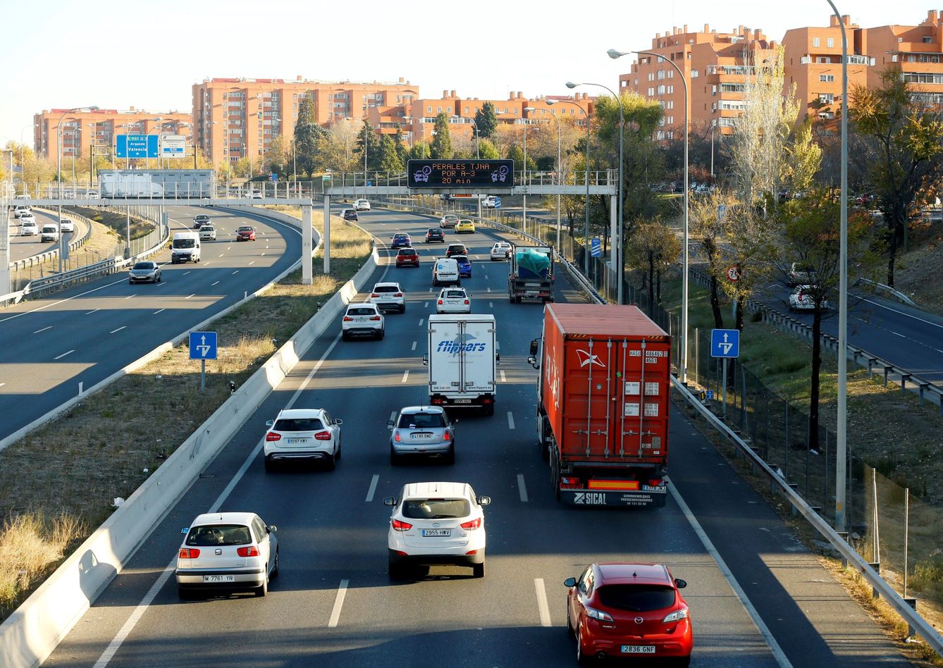 Tráfico en la salida de Madrid por la carretera de Valencia A3 (J.P. Gandul / EFE)