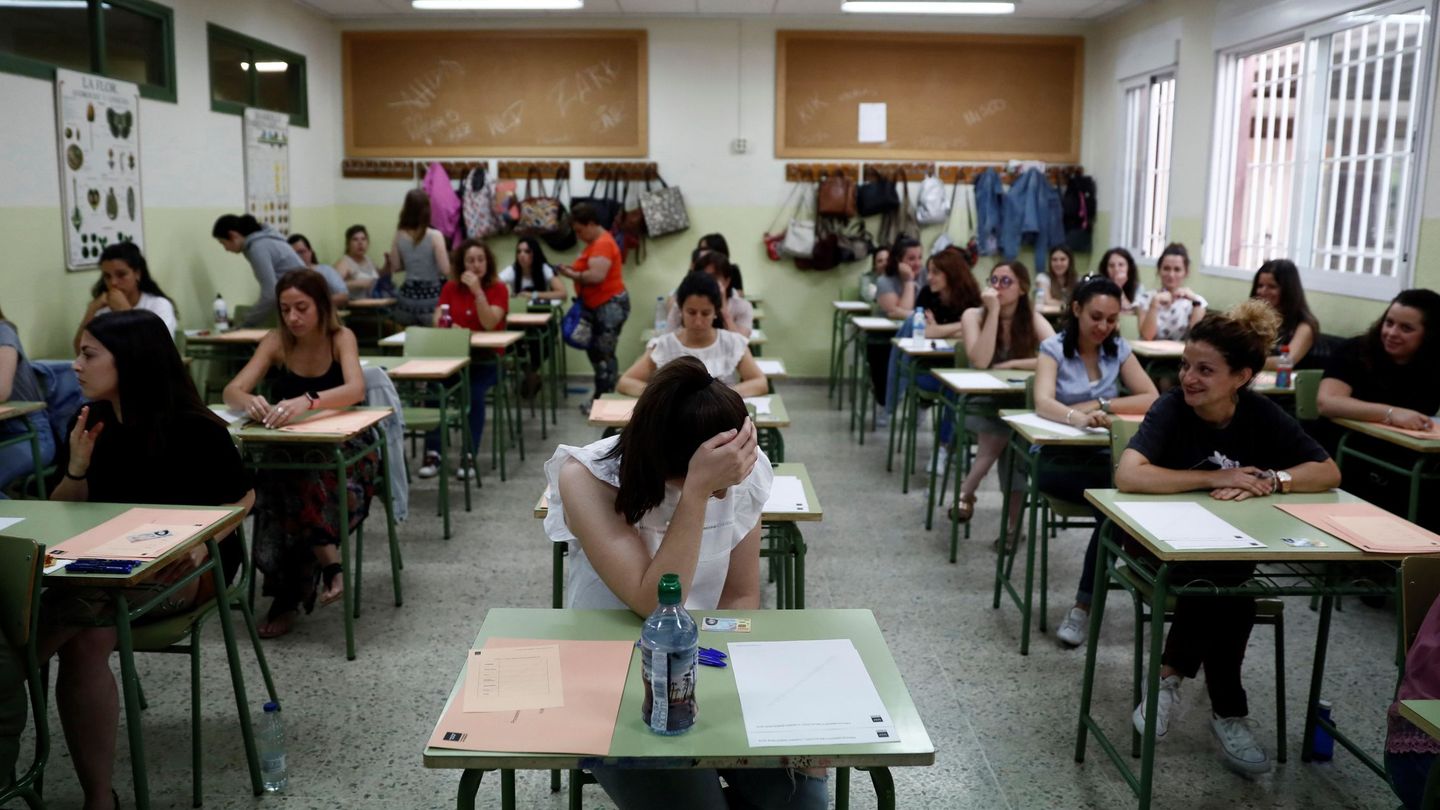 Varias profesoras momentos antes de examinarse para optar a una de las 30.562 plazas de funcionarios docentes que se ofertaron en España este verano. (EFE)