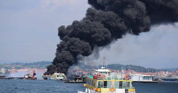 Foto: Incendio del catamarán. (112 Galicia)
