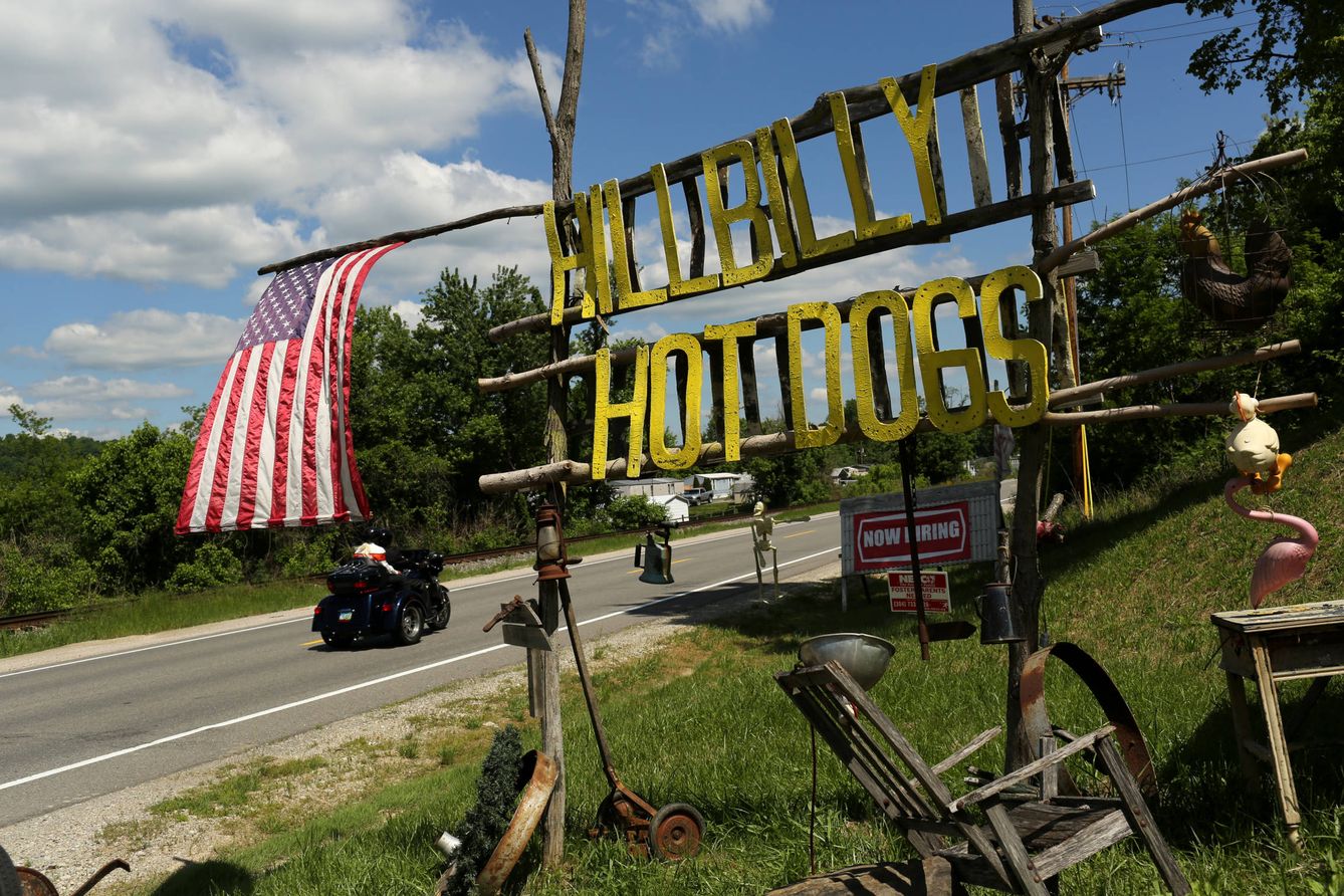 Foto: Una moto pasa ante un cartel que anuncia perritos calientes en Lesage, Virginia Occidental (Reuters).