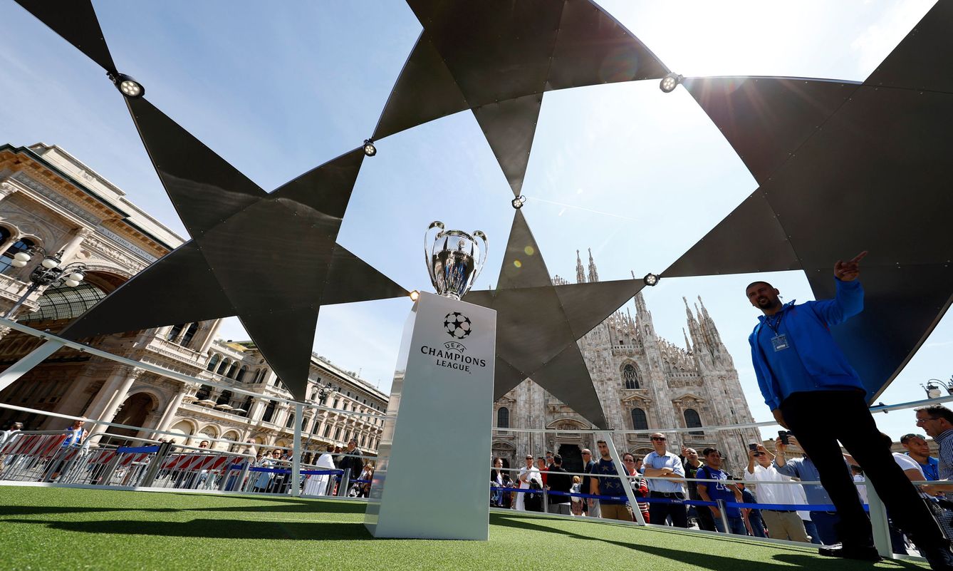 La Copa de Europa está en la Piazza del Duomo (REUTERS Pawel Kopczynski).