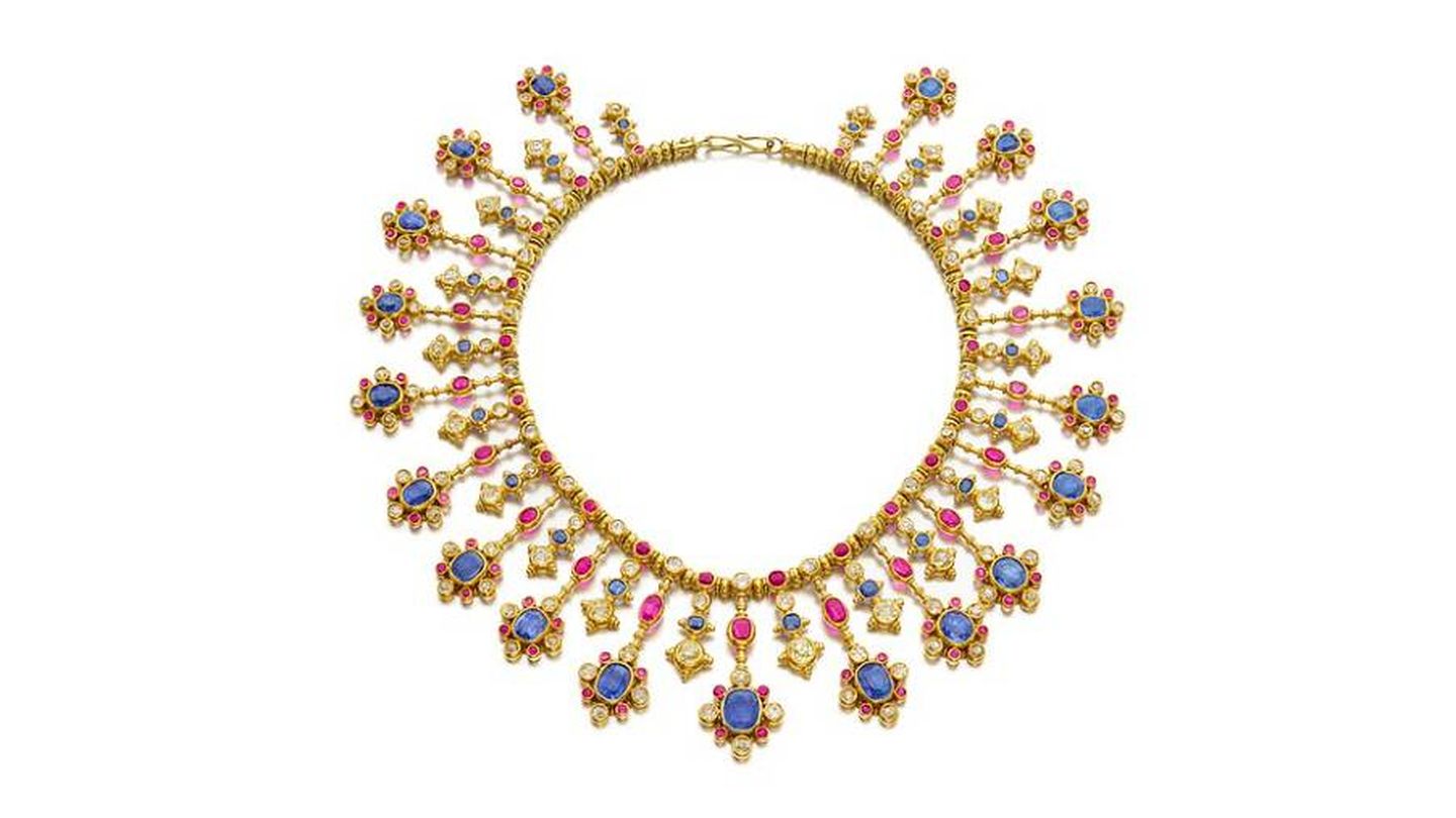 Un collar de oro engastado con diamantes, rubíes y zafiros que perteneció a la princesa María Pía de Borbón-Dos Sicilias. (Sotheby's) 