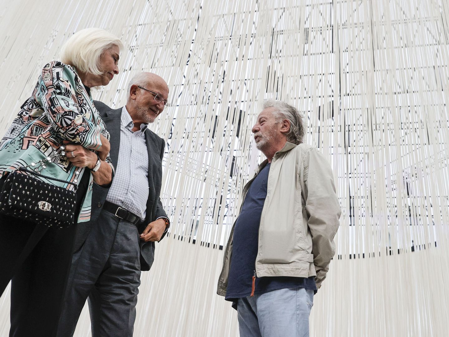 Hortensia Herrero y Juan Roig, con el artista Mariscal en Valencia. (Manuel Bruque/EFE) 